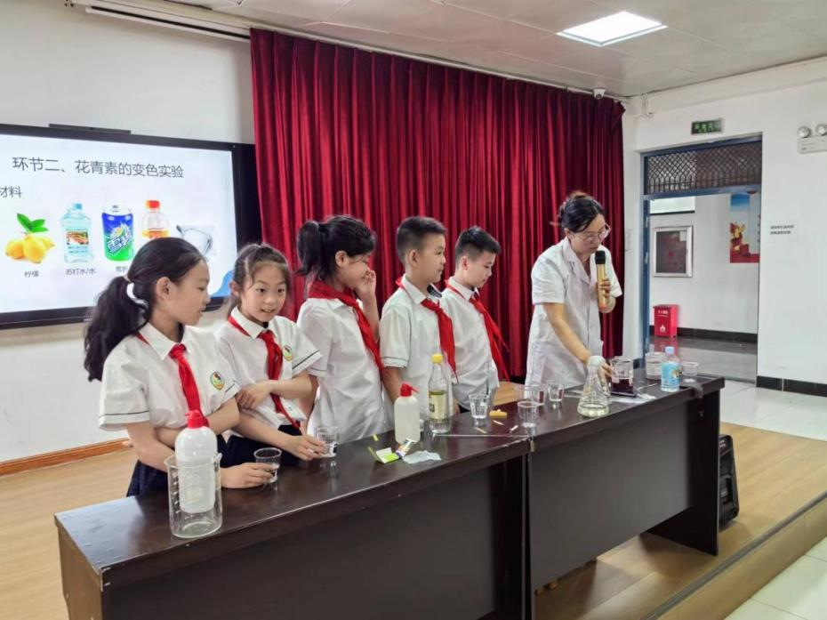 信阳职业技术学院药学院教师党支部与义阳社区党支部联合开展中药研学教育实践活动 信阳职业技术学院药学院教师党支部与义阳社区党支部联合开展中药研学教育实践活动